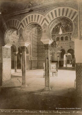 Sevilla, Alcázar, Salón de Embajadores con un cuadro expuesto sobre una silla y un pintor al fondo. Ramón Almela.