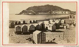 San Sebastián, playa de la Concha con casetas para bañistas, al fondo el Monte Urgull. Fotógrafo desconocido.