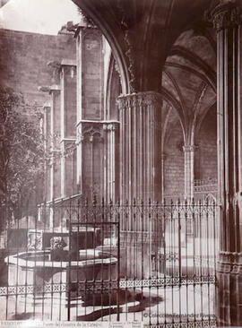 Barcelona, Catedral, fuente del Claustro . J. Laurent y Cia.