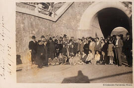 Málaga, Pantano del Agujero, un grupo de excursionistas a la entrada del tunel. Fotógrafo desconocido.