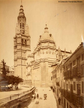Toledo, Catedral, fachada principal y torre desde el sur, con la fuente rodeada de paisanos cargando agua. Casiano Alguacil.