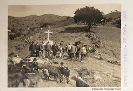 Málaga, grupo de excursionistas con un burro y rebaño de cabras junto a la Cruz de Sedeño en los Montes. Fotógrafo desconocido.