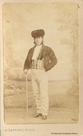 Retrato de personaje con montera, vestido de majo. J. Laurent.