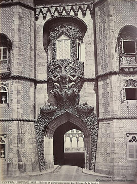 Sintra (Portugal), balcón y puerta principal del palacio de la Peña . J. Laurent.