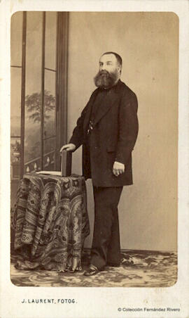 Madrid, retrato de hombre con barba y libro apoyado en una mesita, si identificar. J. Laurent.