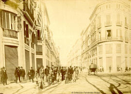 Málaga, la calle Larios con transeuntes y carruaje. Barbier.