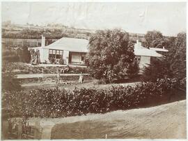 Casa rural y jugadores de cricket y croquet en el jardín. Autor desconocido.