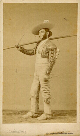 Madrid, retrato de un picador no identificado con su pica al hombro. J. Laurent.