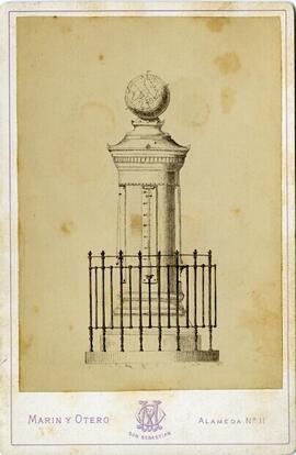 Reproducción de un dibujo con el proyecto de un monumento que contiene un termómetro y una bola del mundo en su remate. Marín y Otero.