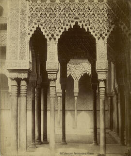 Granada, Alhambra, templete en el Patio de los Leones. L. Masson.