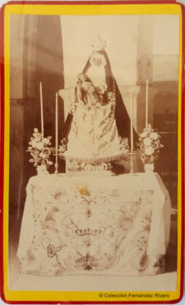España, reproducción de una imagen de la Virgen de la Piedad, vestida, en un altarcito. Fotógrafo desconocido.