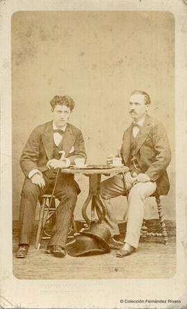 Madrid, retrato de dos hombres sentados a una mesita tomando café. J. Laurent.