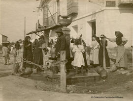 Málaga, fuente de la Olla en la barriada de El Palo en la plaza de las Cuatro Esquinas. Fotógrafo desconocido.
