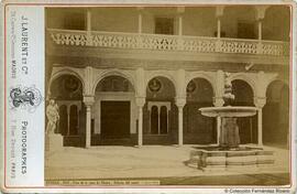 Sevilla, patio de la casa de Pilatos, fuente y galería norte. J. Laurent y Cia.