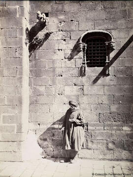Barcelona, barrio gótico, moro ciego mendigando bajo una ventana enrejada. J. Laurent y Cia.