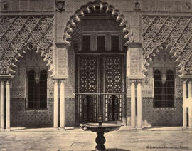 Sevilla, Alcázar, patio de las Doncellas, puerta de la Alcoba Real. Francis Frith & Co.