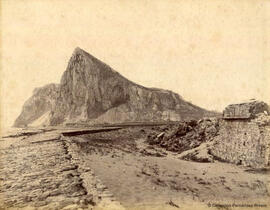 Gibraltar, el Peñón visto desde la playa de la Atunara en La Línea . Fotógrafo desconocido