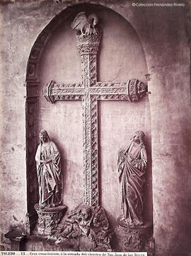 Toledo, cruz renacentista a la entrada del claustro de San Juan de los Reyes. J. Laurent.