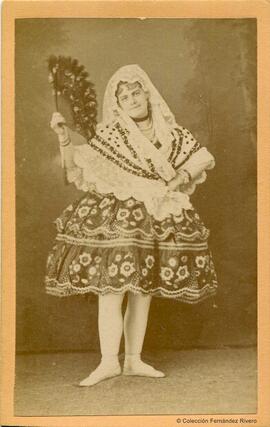 Sevilla, retrato de una joven bailarina con abanico y mantilla. Luis Masson.