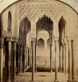 Granada, Alhambra, templete en el Patio de los Leones. J. Andrieu.