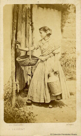 Retrato de mujer joven con canasto y lechera abriendo una puerta. J. Laurent.