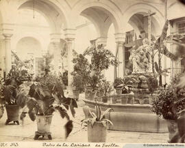 Sevilla, hospital de la Santa Caridad, patio con la fuente adornada con una alegoría de la caridad. E. Beauchy