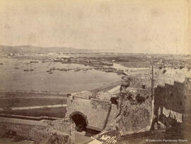 Gibraltar, vista desde desde una fortificación hacia La Línea, el puerto y el campo neutral . Fotógrafo desconocido