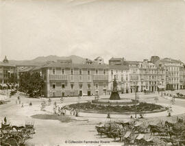 Málaga, Plaza de Augusto Suárez de Figueroa (actual Plaza de la Marina), con la fuente de las Tres Gracias. Fotógrafo desconocido.