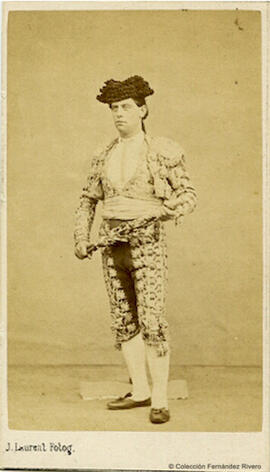 Madrid, retrato de un banderillero sin identificar son su banderilla. J. Laurent.