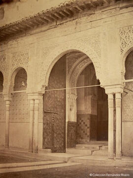 Granada, Alhambra, puerta de la Sala de los Abencerrajes en el Patio de los Leones. Mauzaisse.