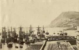 Barcelona, el puerto con veleros y la montaña de Montjuich al fondo. Fotógrafo desconocido.