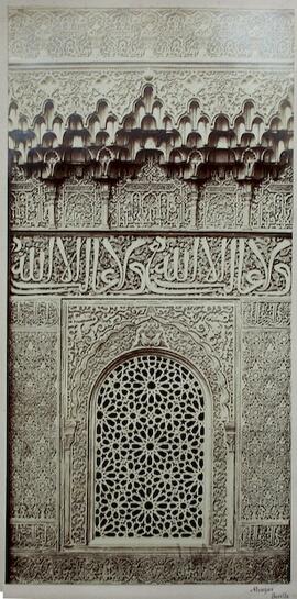 Granada, Alhambra, ventana y atauriques con decoración geométrica. Clifford.