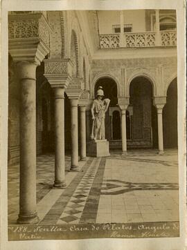Sevilla, patio de la casa de Pilatos y estatua de Palas Pacífera. Ramón Almela.