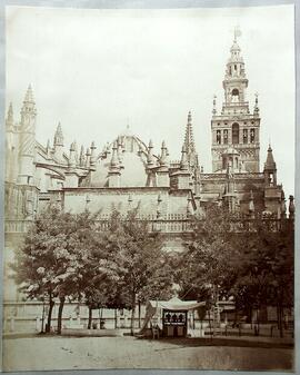 Sevilla, Catedral y Giralda con tenderete en la parte inferior. Clifford.