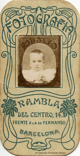 Barcelona, retrato de un niño sin identificar, en formato sello de correos. Fotografía Rodolfo.