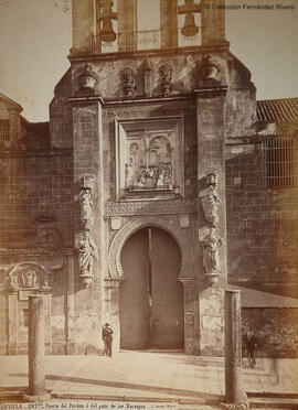 Sevilla, Catedral puerta del Perdón con personaje. J. Laurent.