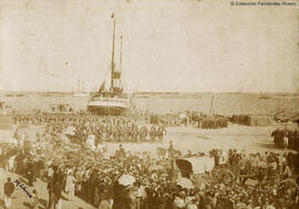 Valencia, el puerto durante el embarque del batallón de Tetuán hacia Cuba en el ''Gran Antilla'' el 29 de agosto de 1898. M. Llorca.