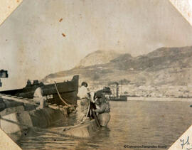 Algeciras (Cádiz), operaciones en el puerto, buzo saliendo del agua. Fotógrafo desconocido.
