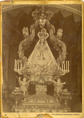 Málaga, imagen de Santa María de la Victoria en su camerín de la iglesia del mismo nombre. Rojo, Camps y Cia.