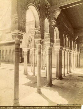 Granada, Alhambra, Patio de los Leones, galería y templete. Garzón fotógrafo.