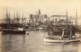 Málaga, Puerto repleto de embarcaciones y Catedral. J. Valentine.
