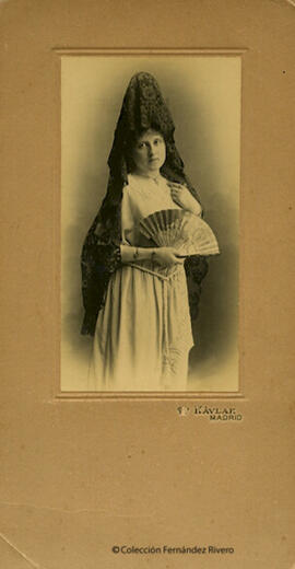 Madrid, retrato de mujer joven con mantilla y abanico. Kaulak.