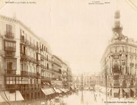 Madrid, calle de Sevilla desde la calle de Alcalá con el edificio de La Equitativa a la derecha. José Lacoste.