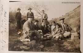 Cártama (Málaga), cortijo de Viñas Viejas con un grupo de excursionistas merendando. Fotógrafo desconocido.