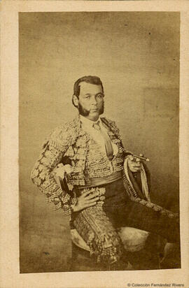 Madrid, retrato del torero “Domínguez” sentado con un puro en la mano. J. Laurent.