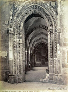 Toledo, Catedral, entrada al claustro con un músico ciego sentado.  J. Laurent y Cia.