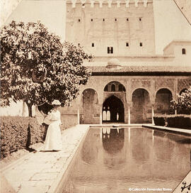 Granada, Patio de los Arrayanes, una turista posa junto al estanque. Fotógrafo desconocido.