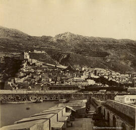 Gibraltar. Vista de la ciudad y castillo desde el muelle nuevo. Fotógrafo desconocido.