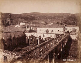 San Cristobal de Cea (Orense), Monasterio de Santa María la Real de Osera, ruinas del claustro de los pináculos-2. Valentín Medía.