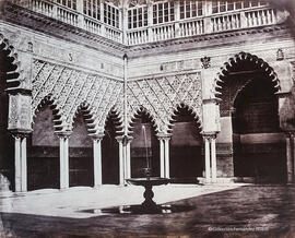Sevilla,  Alcázar, Patio de las Doncellas con la fuente. Luis Léon Masson
